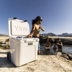 Yeti Coolers ROADIE 48 WHEELED - Kühlbox 20 Yeti Coolers ROADIE 48 WHEELED - Kühlbox -Camping Freien 5638039355 z roadie 48 wheeled yeti coolers 24